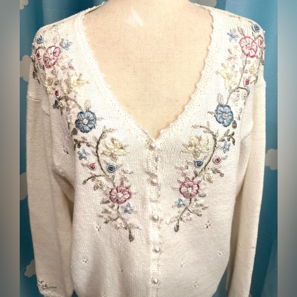 Cottagecore embroidered floral cardigan with pearl buttons-L - Picture 3 of 6